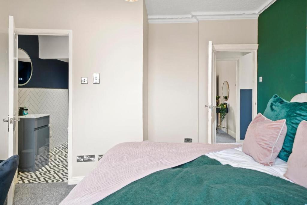 Deluxe 5 Bed In Central Whitby - Parking - Hot Tub Экстерьер фото