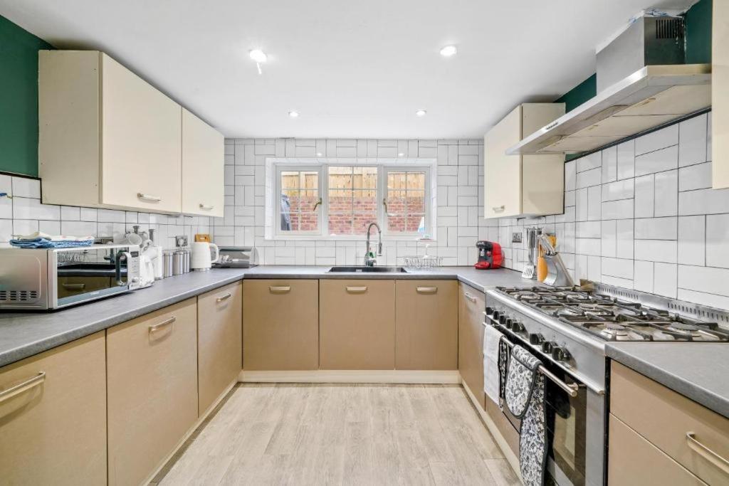 Deluxe 5 Bed In Central Whitby - Parking - Hot Tub Экстерьер фото