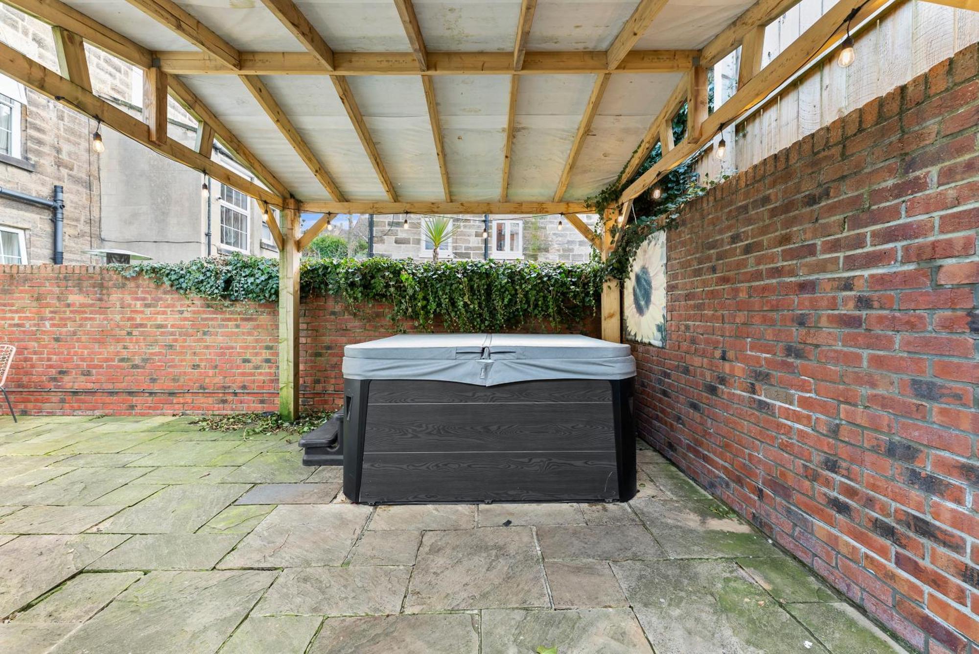 Deluxe 5 Bed In Central Whitby - Parking - Hot Tub Экстерьер фото
