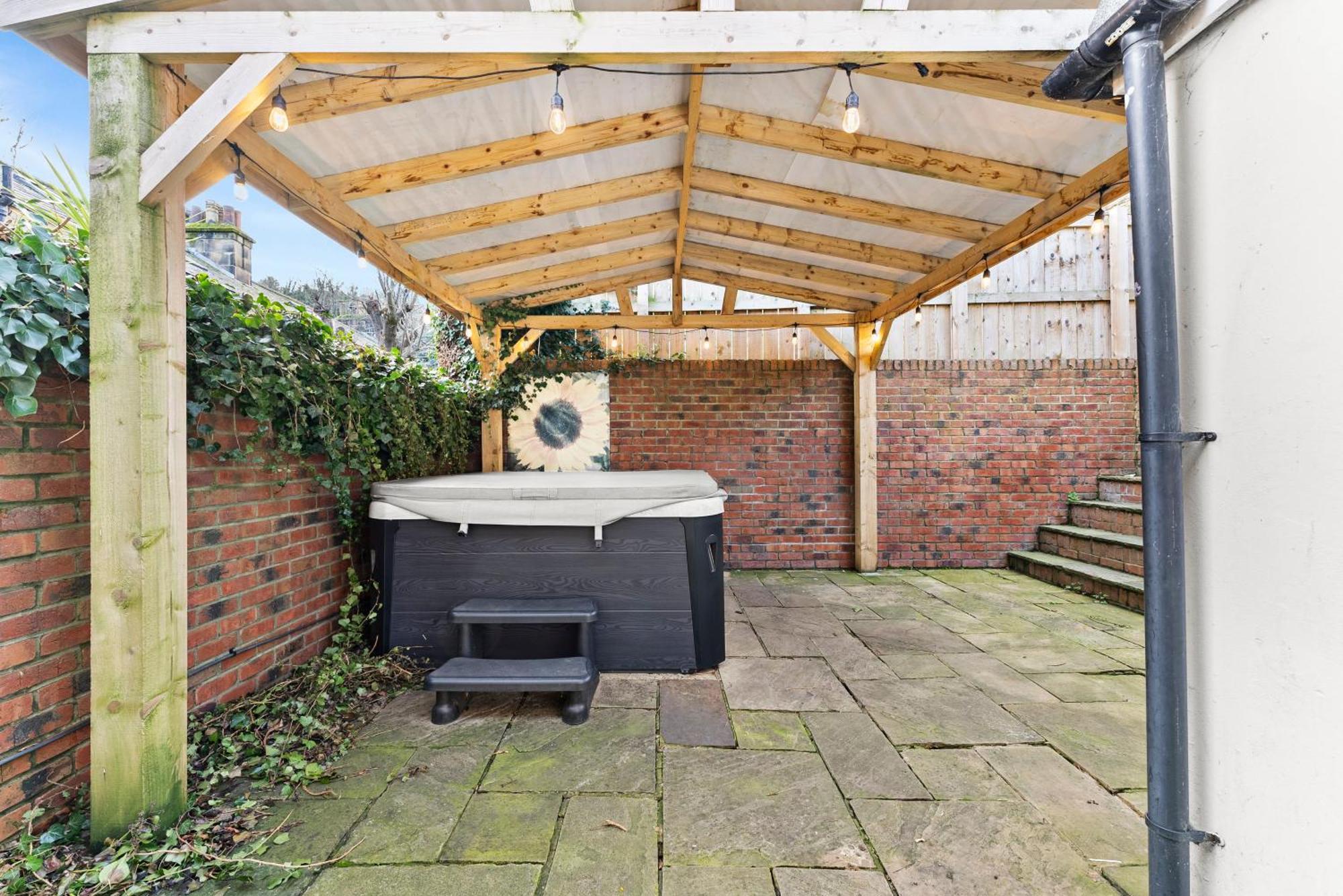 Deluxe 5 Bed In Central Whitby - Parking - Hot Tub Экстерьер фото
